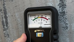 Skipper 5 Moisture Meter during moisture metering on the boat